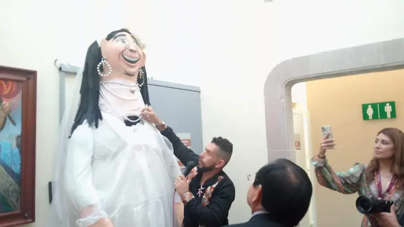 Eric explicó el significado de cada mojiganga. 